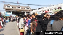 မြန်မာပြည်ဘက်ကိုပြန်နေကြတဲ့ ထိုင်းနိုင်ငံမှာ အလုပ်လုပ်ကိုင်နေကြတဲ့မြန်မာအလုပ်သမားများရဲ့ ယခင်မှတ်တမ်းဓာတ်ပုံ။ (courtesy photo)