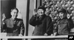 1967年，中共主席毛泽东和她的副手林彪以及中国总理周恩来在天安门上微笑