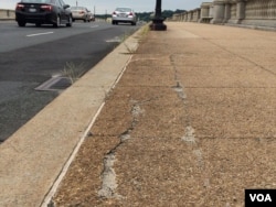 Cracks and weeds grow daily as the National Parks Service struggles to repair the Memorial Bridge, Aug. 9, 2016. (E. Sarai/VOA)