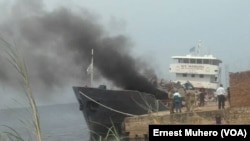 Le bateau m/v mudekera prend feu au port privé du groupe Ginki Petroleum à Uvira, Sud-Kivu, RDC, le 30 aout 2017. (VOA/Ernest Muhero)