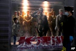 北京街头张贴的反美电影“长津湖”的广告。（2021年10月1日）