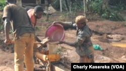 Des creuseurs artisanaux dans une mine d'or au Nord-Kivu en RDC, 21 avril 2015. (VOA/Charly Kasereka)