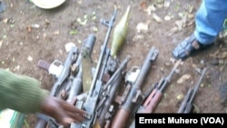 Les armes ont été saisies, au Sud-Kivu, RDC, le 5 novembre 2017. (VOA/Ernest Muhero)
