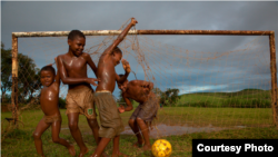 Caio Vilelo's photograph of boys playing soccer.