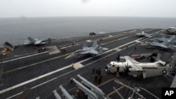 Les avions de combat américains F18 Super Hornet en stationnement.