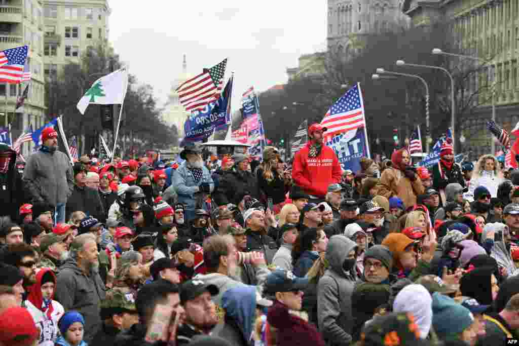 Les partisans du président américain Donald Trump organisent un rassemblement pour protester contre la prochaine certification par le collège électoral de Joe Biden en tant que président à Washington DC, le 5 janvier 2021 (Photo de SAUL LOEB / AFP)