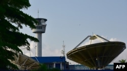Un satellite de la RTI, à Abidjan, en Côte d'Ivoire, le 26 octobre 2017. 