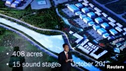 大连万达集团的高群耀在洛杉矶的一次商务活动上讲话。（2016年10月17日）