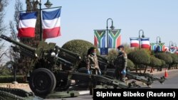 Les drapeaux de la France et de l'Afrique du Sud à Pretoria avant l'arrivée du président français Emmanuel Macron pour une visite d'État en Afrique du Sud, le 28 mai 2021. 