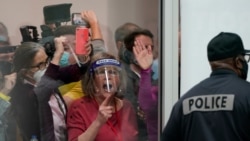 Sfiduesit e rezultatit të zgjedhjeve u bërtasin anëtarëve të bordit zgjedhor në Detroit (4 nëntor 2020)