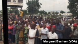 Une foule se rassemble le long des routes lors de la visite du Conseil de sécurité, Bujumbura, Burundi, 21 janvier 2016, (VOA/Margaret Besheer)