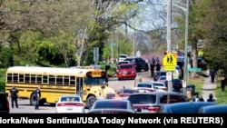 Des agents de police sur les lieux d'une fusillade au lycée Austin-East Magnet à Knoxville, Tennessee, États-Unis, le 12 avril 2021. 