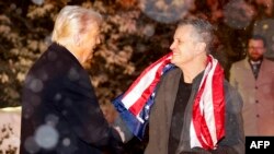 Трамп приветствует Фогеля на пороге Белого дома, 11 февраля 2025