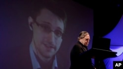 斯诺登通过视讯参加今年六月在纽约举行的个人民主论坛