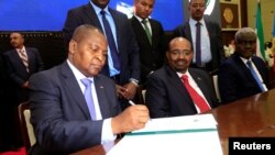 Le président de la République centrafricaine, Faustin Archange Touadera, lors de la signature de l' accord de paix entre le gouvernement et 14 groupes armés dans la capitale soudanaise Khartoum (Soudan) le 5 février 2019. 