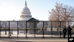1月7日，国会山恢复了平静，警察在国会山周围竖起铁丝围栏。（美联社提供）