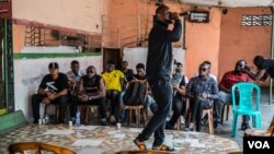 Des artistes de rap se réunissent pour une réunion afin de discuter de la manière de s'impliquer dans la politique à Kinshasa, en République démocratique du Congo. (C. Oduah/VOA)