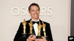 Шон Бейкер, обладатель наград за лучший оригинальный сценарий, лучший монтаж фильма, лучшего режиссера и лучший фильм за фильм «Анора», позирует в пресс-центре на церемонии вручения премии «Оскар» в воскресенье, 2 марта 2025 года