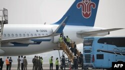 အိမ်နီးချင်း ထိုင်းနိုင်ငံ မဲဆောက်မြို့လေဆိပ်ကနေ စတင်ပြန်ပို့နေတဲ့ အွန်လိုင်းငွေလိမ်ဂိုဏ်းတွေမှာ လူကုန်ကူးခံရသူ တရုတ်နိုင်ငံသားများ (ဖေဖော်ဝါရီ ၂၀၊ ၂၀၂၅)