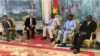Le président burkinabè Roch Marc Christian Kaboré, au milieu, reçoit le ministre français des Affaires étrangères, Jean-Yves Le Drian, 2e à gauche, à Ouagadougou, Burkina Faso, 16 mars 2018. (Facebook/Présidence du Faso)