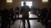 Un journaliste filme à la Cour constitutionnelle de Bangui le 18 janvier 2021, lors de l'annonce des résultats des élections présidentielles du 27 décembre 2020.