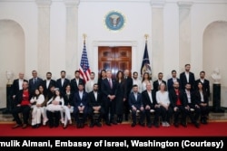 2025年11月20日，前以色列人质和家人在白宫与美国特使威特科夫和商务部长卢特尼克合影。(以色列驻美国大使馆照片)