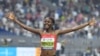 Beatrice Chepkoech célèbre sa victoire sur 3000m Steeple lors des Mondiaux à Doha, Qatar, le 30 septembre 2019. 