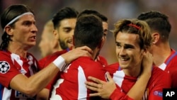 Les joueurs d’Atletico célèbrent après le but de leur coéquipier Antoine Griezmann, à droite, sur penalty, lors du match de quart de finale de la Ligue des Champions entre l'Atlético de Madrid et Leicester City au stade Vicente Calderon à Madrid, Espagne,