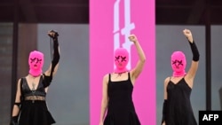 Участницы российской феминистской протестной и перформанс-группы Pussy Riot представляют перформанс «Ярость» перед концертом в Новой национальной галерее в Берлине 4 июля 2024 года