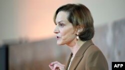 Енн Епплбаум виголошує промову під час нагородження її престижною Премією миру німецької книготоргівлі у церкві св.Павла, Франкфурт, Німеччина, 20 жовтня 2024 року. Фото: Martin Meissner/AFP)