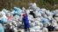 Une femme trie les matériaux recyclables dans un dépôt de recyclage du parc Linbro, Johannesburg, Afrique du Sud, le 18 mars 2021. (REUTERS/Siphiwe Sibeko)