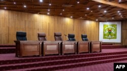 Le 11 octobre 2021, les chaises vides avant l'ouverture du procès des auteurs présumés de l'assassinat de Thomas Sankara à Ouagadougou.