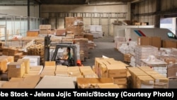 一个堆满了小额包裹的仓库。