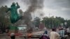 Les manifestants ont mis des barricades pour bloquer la circulation sur le pont des Martyrs de Bamako le 11 juillet 2020. (Photo MICHELE CATTANI / AFP)