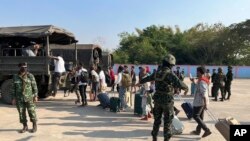 ထိုင်း-မြန်မာနယ်စပ် အွန်လိုင်းငွေလိမ်ဂိုဏ်းတွေမှာ လူကုန်ကူး၊ အလုပ်ခိုင်းစေခံရတဲ့ နိုင်ငံခြားသားတွေကို ထိုင်းဘက်သို့ လွှဲပြောင်းနေစဉ် (ဖေဖော်ဝါရီ ၁၂၊ ၂၀၂၅)