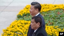 Le président philippin Rodrigo Duterte aux côtés de son homologue chinois Xi Jinping lors de la visite à Pékin de Duterte, 20 octobre 2016.