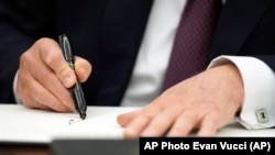 သမ္မတ Donald Trump အမိန့်ကြေညာချက် လက်မှတ်ရေးထိုးစဉ် (AP Photo/Evan Vucci)