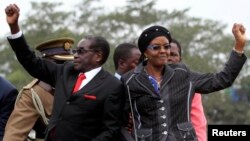 Zimbabwean President Robert Mugabe and his wife Grace wave to supporters and guests during celebrations to mark his 90th birthday, Marondera,Feb. 23,2014.
