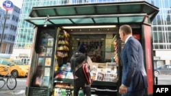 Газетний кіоск присвячений викриттю неправдивих новин, Нью-Йорк, 2018