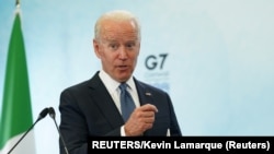 美国总统拜登在工业化七国集团峰会结束后在康维尔机场举行记者会。（路透社照片，2021年6月13日）