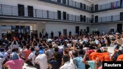 မြဝတီမြို့ရှိ KK Park အတွင်း တွေ့ရသည့် ကျားဖြန့်လုပ်ငန်းများတွင် လိမ်လည် ခိုင်းစေခံခဲ့ရသူ နိုင်ငံခြားသားများ။ (ဖေဖော်ဝါရီ ၂၆၊ ၂၀၂၅)​ (Reuters)