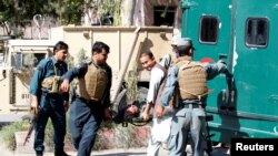 د فراه ولایتي چارواکي وايي د دغه ولایت په دوو ولسوالیو کې د تیرې شپې په نښتو کې ۳۴ افغان پولیس وژل شوي دي.