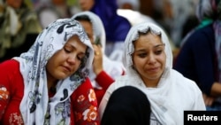 Des femmes sont en deuil alors qu'elles attentent à la sortie de la morgue à Gaziantep, après qu'un attentat suicide ait visé un mariage, en Turquie, le 21 août 2016.