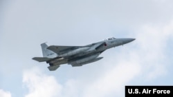 资料照片：一架日本航空自卫队F-15J战斗机从位于日本冲绳的嘉手纳空军基地起飞。(2025年10月15日)