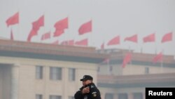 一名中国警察在即将召开两会的北京人大会堂附近执勤。（2019年3月1日）