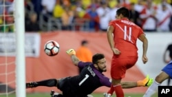 Le joueur pérouvien Raul Ruidiaz marquant un but contre le Brésil lors de la Copa America 2016 dans le Groupe B, dimanche 12 juin, 2016. (AP Photo/Charles Krupa)
