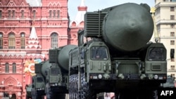 Російські пускові установки міжконтинентальних балістичних ракет "Ярс" на Червоній площі під час військового параду до Дня Перемоги в центрі Москви 9 травня 2024 року.