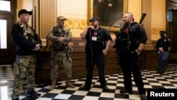 Michael John Null and Willam Grant Null (djathtas) ndër të akuzuarit e datës 8 tetor 2000 qëndrojnë me armë në ndërtesën qeveritare të shtetit Miçigan