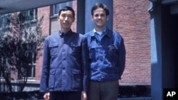 林培瑞(右)和一位复旦大学教授。