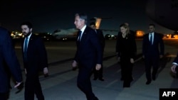 2023年10月13日，美国国务卿布林肯在以色列举行会晤后抵达安曼走向他的车队。（法新社照片）